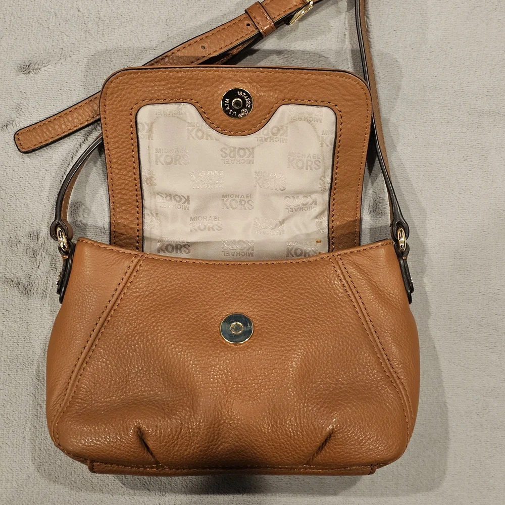 MICHAEL KORS Small Crossbody Bag / Tan Leather - Picture 7 of 16